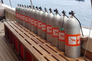 Raja-Ampat-Subacuática-Goleta-Raja-Laut-botellas